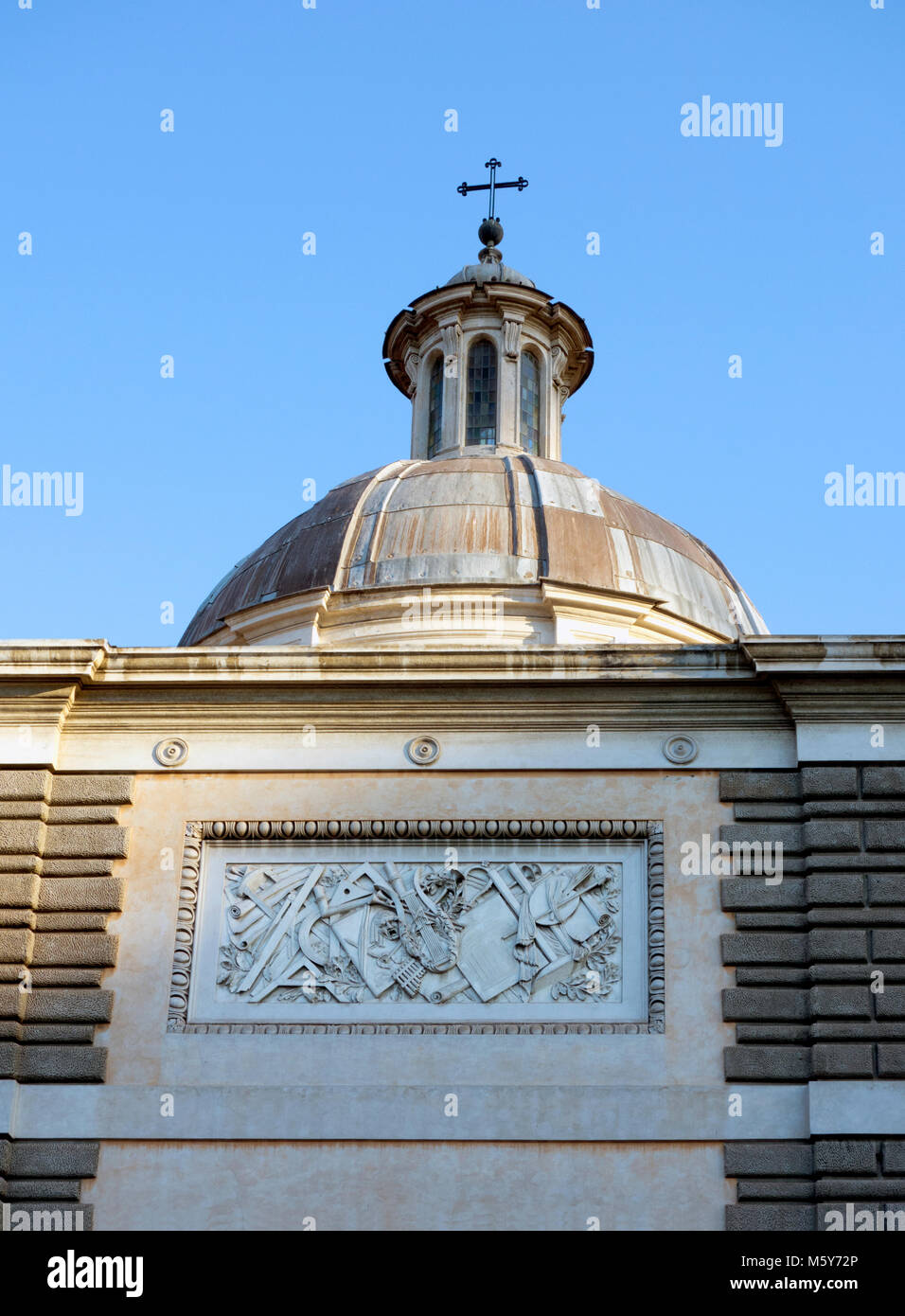 Cupola soprastante Museo Leonardo da Vinci, Piazza Popolo, Roma, 2017. Foto Stock