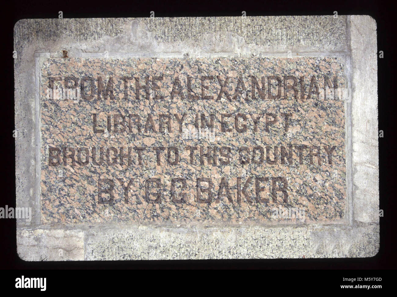 Biblioteca di Alessandria Livello: 270-ft donatore: G.G. Baker Date: 1853/1889 materiale originale: granito Dimensioni: 1' 6 x 2' 8 Scultore/Carver: non nota originale di iscrizione: dalla Biblioteca di Alessandria in Egitto ha portato a questo paese di G.G. Il panettiere. Foto Stock