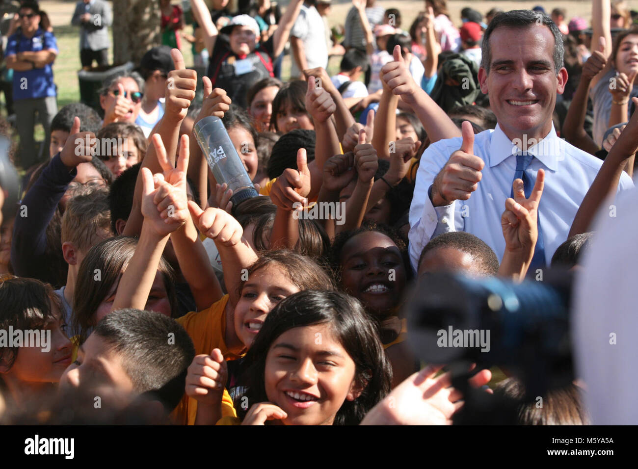 LA MAYOR Eric Garcetti e Junior Ranger. Sindaco Eric Garcetti, Supervisore della Contea di Sheila Kuehl, e i membri del consiglio della città ha aiutato kick della L.A. lancio di ogni bambino in un parco programma il 15 ottobre 2015 vicino a Santa Monica Mountains National Recreation Area. Quasi 500 enti locali 4th-graders hanno partecipato ad attività formative e sono stati premiati con una Junior Ranger distintivo e un free pass annuale per tutte le terre federali. Foto Stock