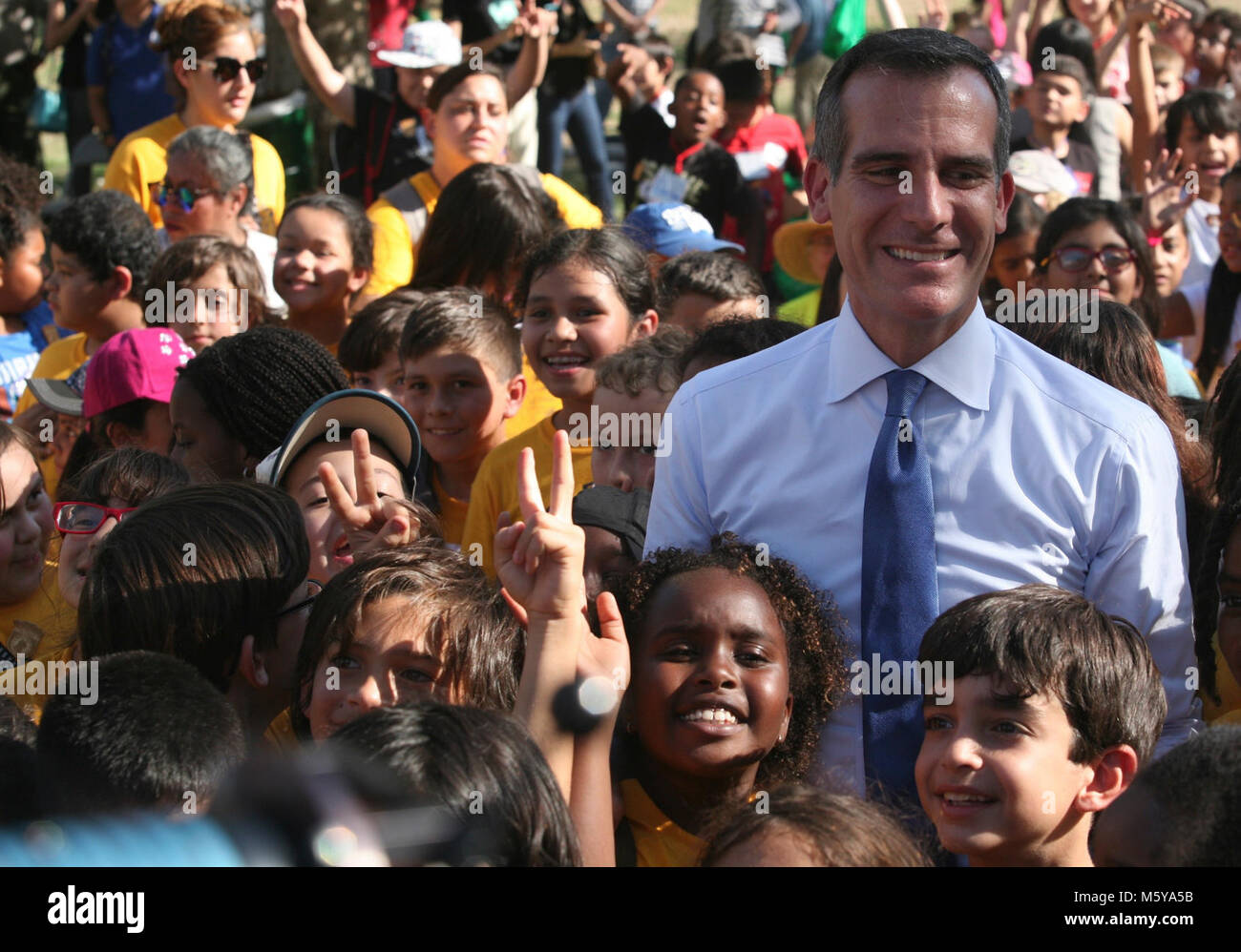 LA MAYOR Eric Garcetti e Junior Ranger. Sindaco Eric Garcetti, Supervisore della Contea di Sheila Kuehl, e i membri del consiglio della città ha aiutato kick della L.A. lancio di ogni bambino in un parco programma il 15 ottobre 2015 vicino a Santa Monica Mountains National Recreation Area. Quasi 500 enti locali 4th-graders hanno partecipato ad attività formative e sono stati premiati con una Junior Ranger distintivo e un free pass annuale per tutte le terre federali. Foto Stock