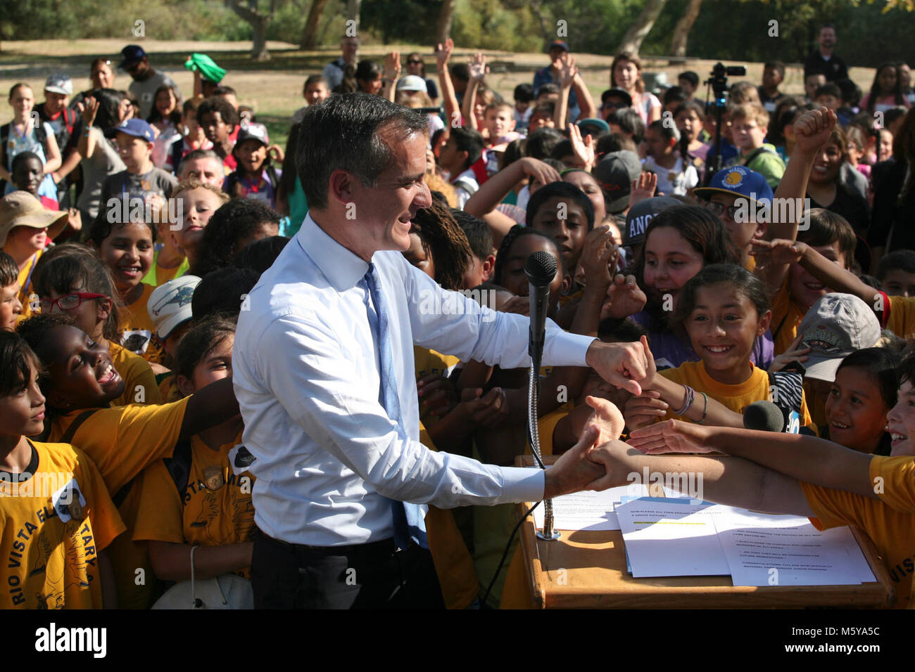 LA MAYOR Eric Garcetti e Junior Ranger. Sindaco Eric Garcetti, Supervisore della Contea di Sheila Kuehl, e i membri del consiglio della città ha aiutato kick della L.A. lancio di ogni bambino in un parco programma il 15 ottobre 2015 vicino a Santa Monica Mountains National Recreation Area. Quasi 500 enti locali 4th-graders hanno partecipato ad attività formative e sono stati premiati con una Junior Ranger distintivo e un free pass annuale per tutte le terre federali. Foto Stock