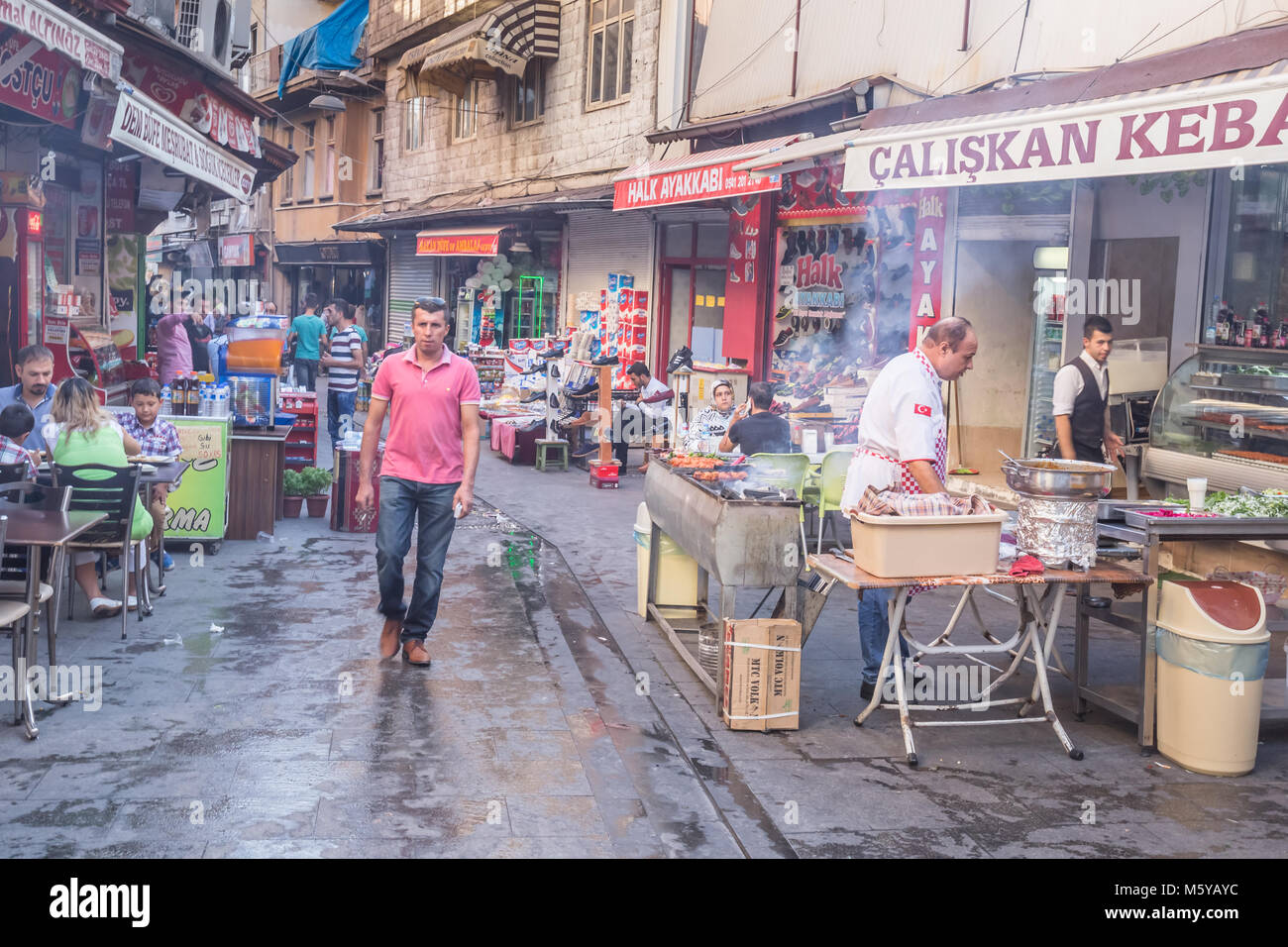 Persone non identificate visitare ed esplorare le antiche strade di pietra di Gaziantep city.Gaziantep.Turchia.03 Settembre 2016 Foto Stock