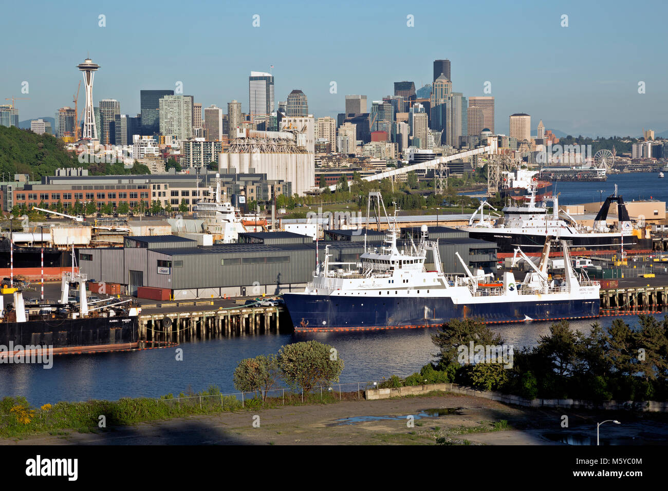 WA13727-00...WASHINGTON - Vista dal Magnolia Bridge che si affaccia sul lungomare di Seattle. 2017 Foto Stock