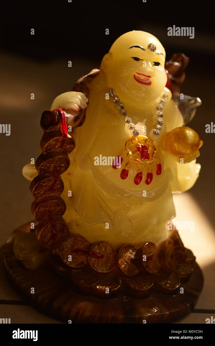 Buddha Sorridente sotto la luce diretta del sole Foto Stock