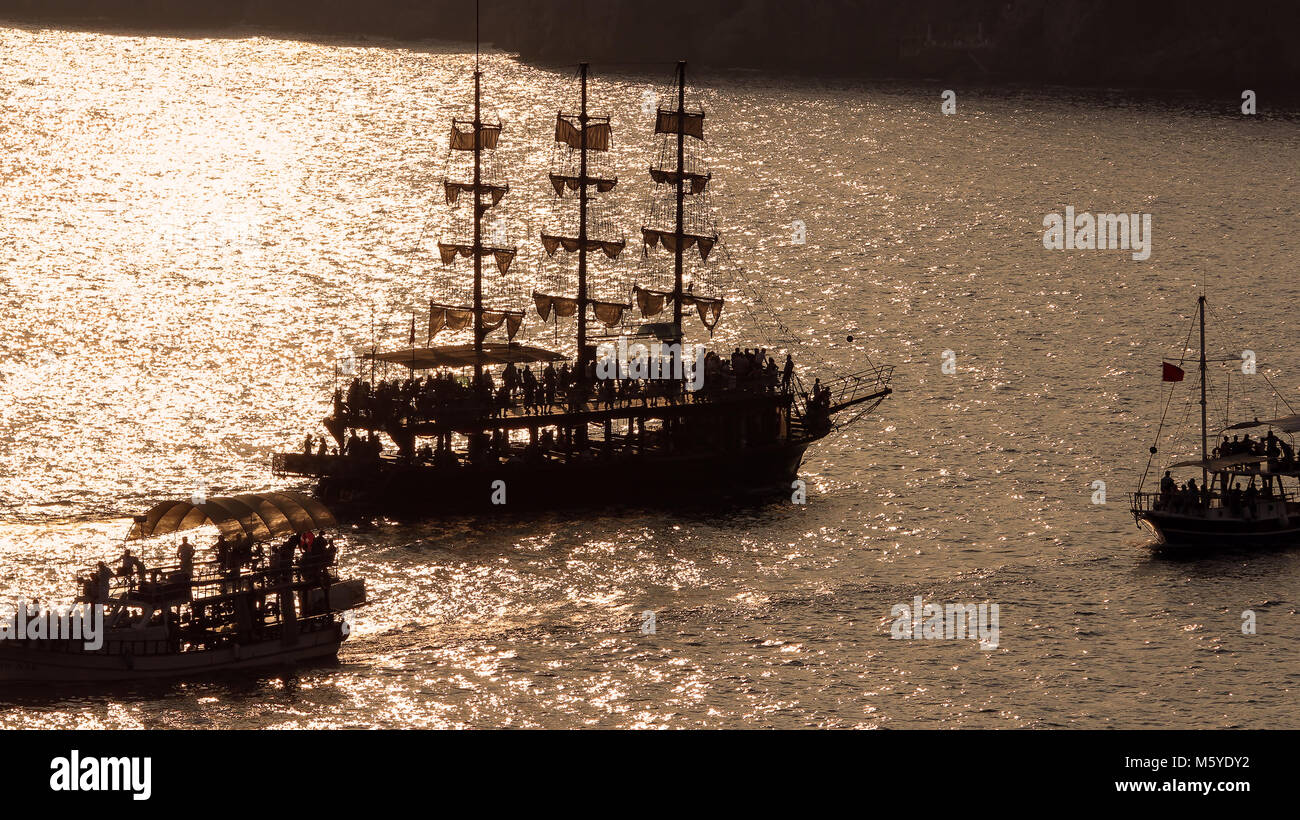 Silhouette della nave a vela al tramonto.Una fotografia aerea di una magnifica nave a vela stagliano contro il sun. Foto Stock