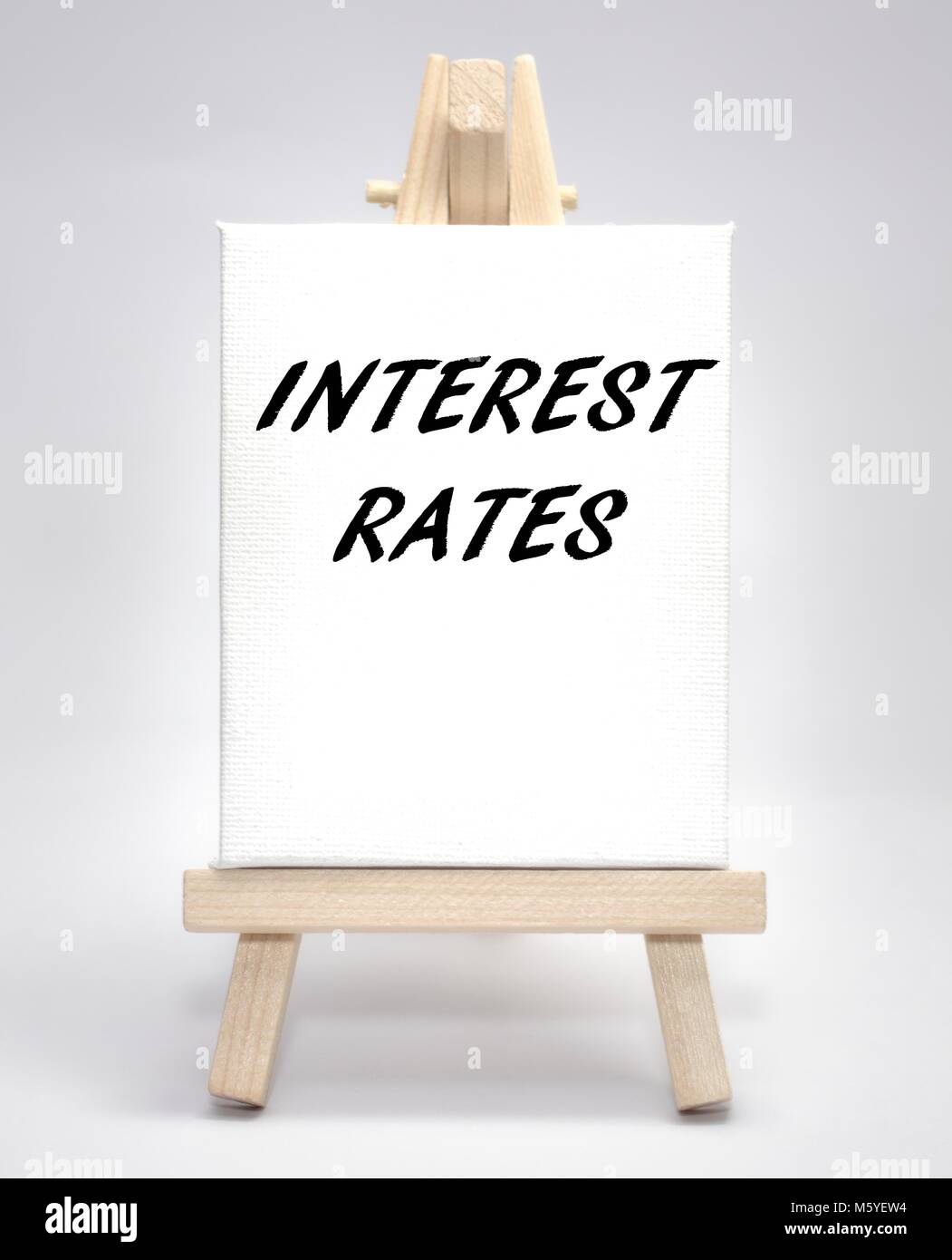 Tasso d'interesse concetto tela bianca il cavalletto per artista Foto Stock