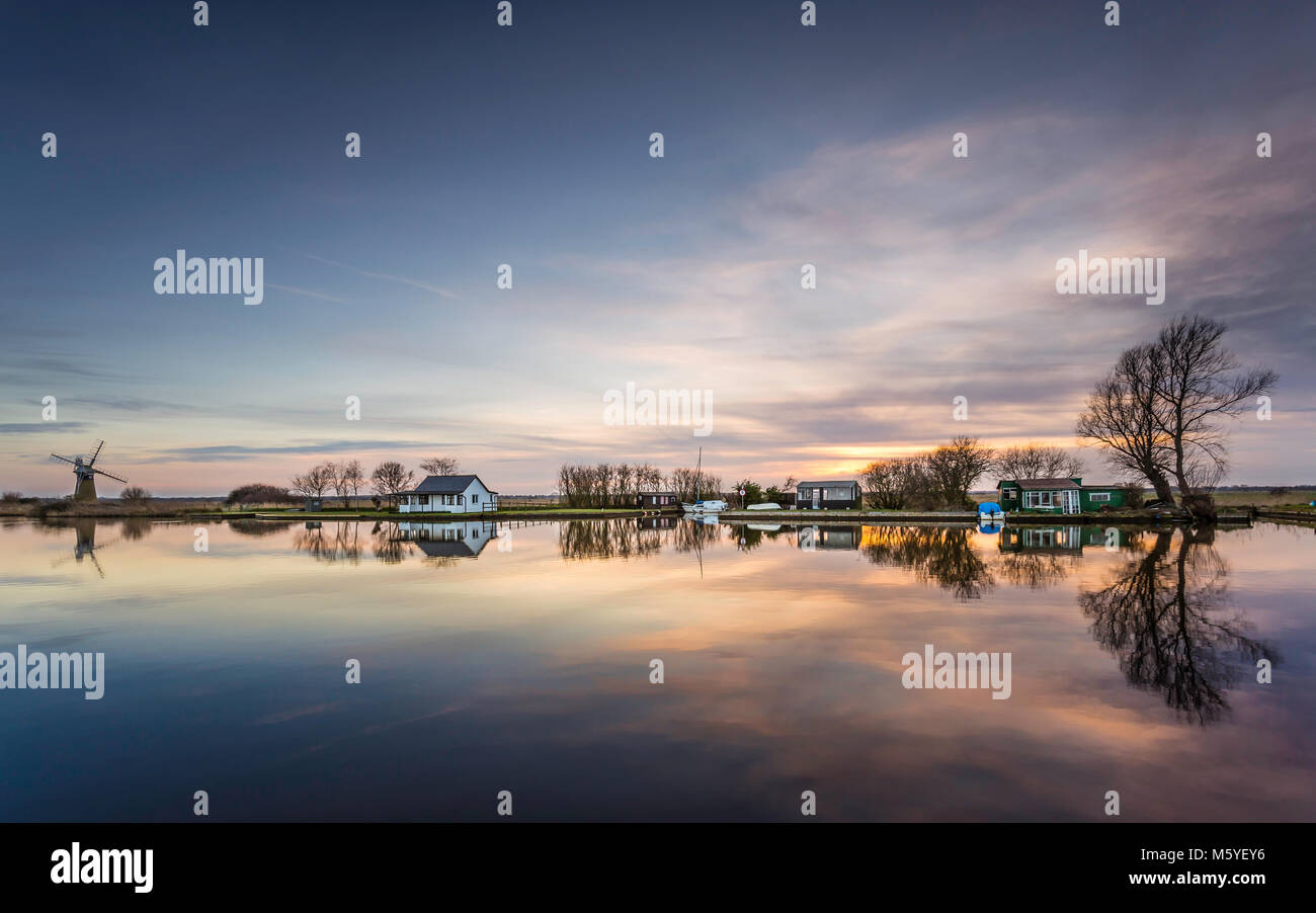 Vista del fiume Thurne al tramonto. Foto Stock