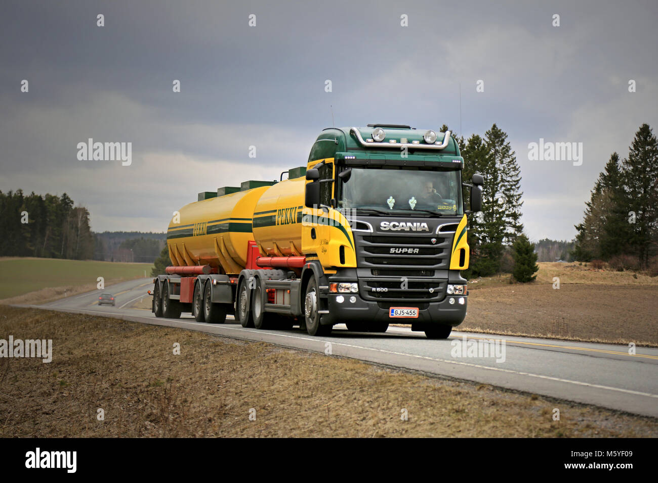 SALO, Finlandia - Aprile 3, 2015: Scania R500 Carrello serbatoio sulla strada le nuvole. Lo studio mostra Scania fornisce il più efficiente del carburante alternativo Foto Stock