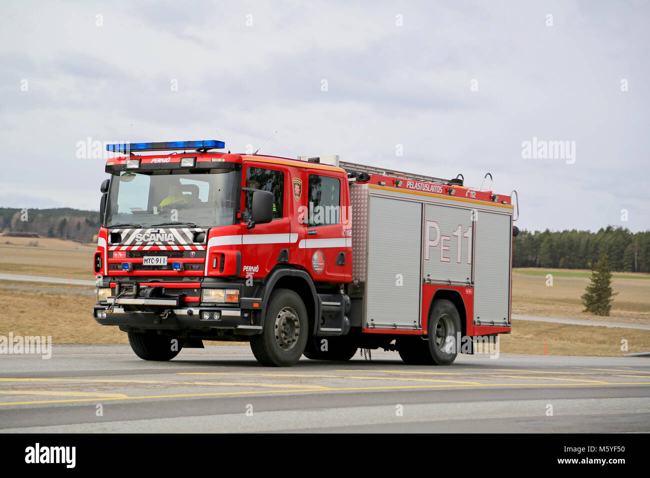 SALO, Finlandia - 22 Marzo 2015 : Scania camion dei pompieri sulla Highway 52. Un tradizionale Scania acqua/gara di salvataggio è tipicamente costruito in un 4x2 o 4x4 configura Foto Stock