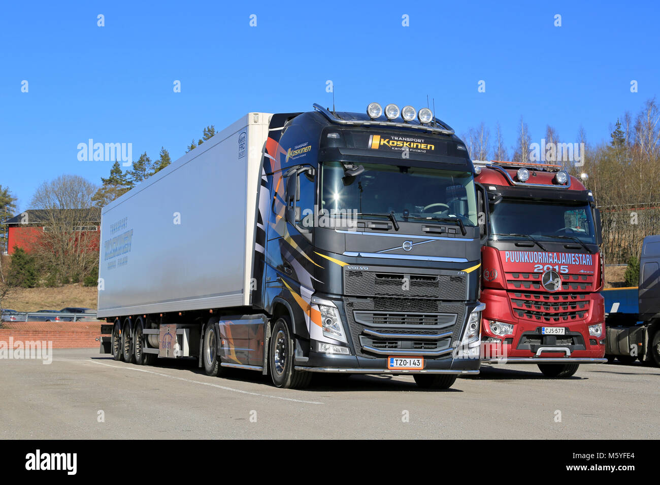 SALO, Finlandia - 14 Marzo 2015: nuova Volvo FH e Mercedes-Benz Arocs carrelli parcheggiati. Volvo e Mercedes-Benz sono tra i primi tre nel primo finlandese t Foto Stock
