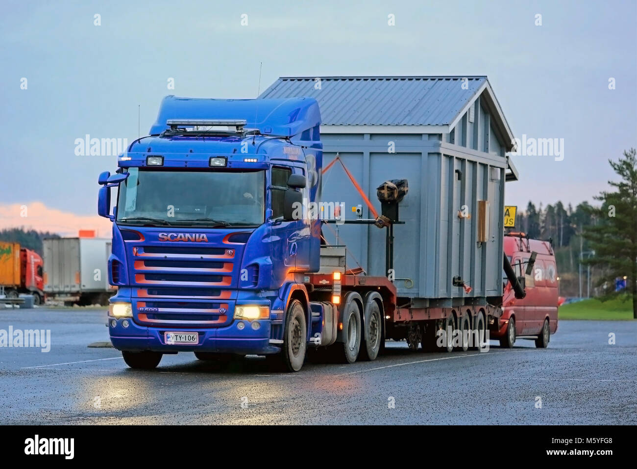 FORSSA, Finlandia - 7 dicembre 2014: Scania R500 traina un carico eccezionale a dusktime. In numerose regioni finlandesi, trasporto di carichi anomali non è Foto Stock
