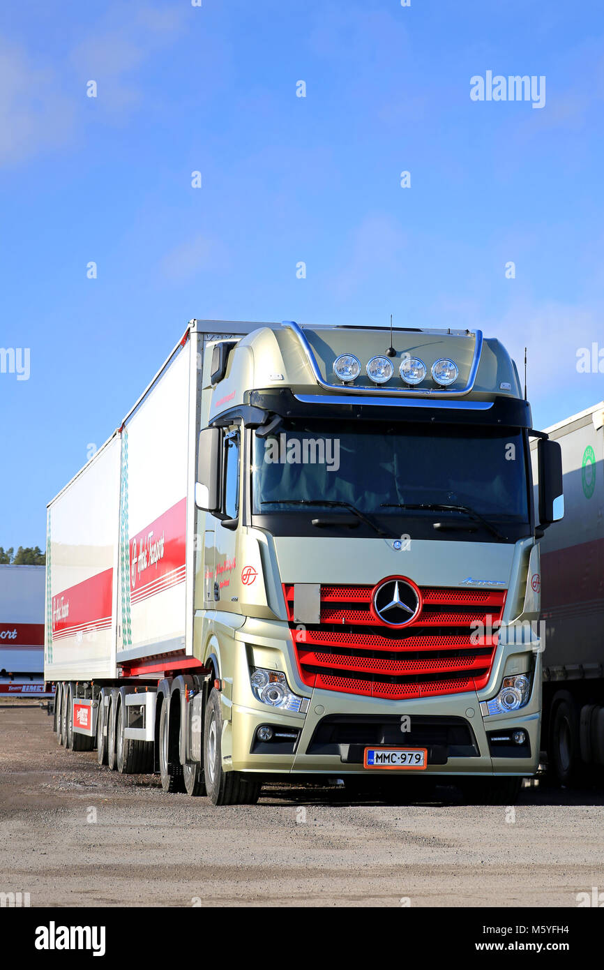 NAANTALI, Finlandia - 8 Marzo 2015: Giold e rosso Mercedes-Benz Actros 2551 Carrello e rimorchio pieno parcheggiata. Mercedes-Benz Actros vince il carburante compariso Foto Stock