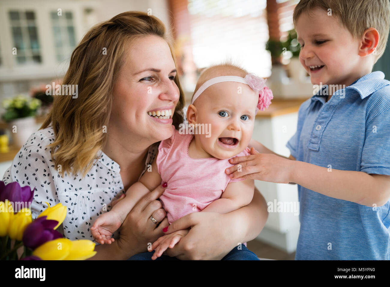 La madre e il suo bambino giocando in vacanze di pasqua Foto Stock