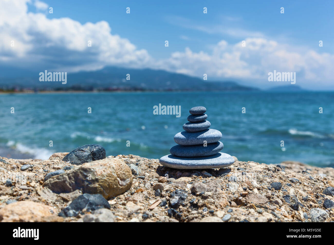 Un piccolo Zen su un mucchio di pietre su una roccia,l'equilibrio di pietra Foto Stock