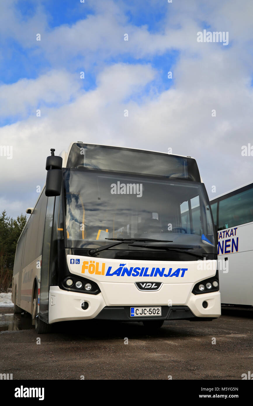 AURA, Finlandia - 1 Marzo 2015: VDL Citea pavimento basso città autobus parcheggiato. Citea è anche disponibile come un articolato, una elettrica e una versione ibrida. Foto Stock