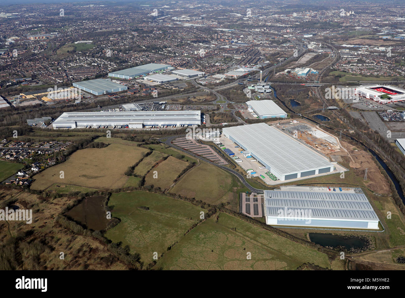 Vista aerea delle unità industriali e fabbriche in Stoke on Trent, Staffordshire, Regno Unito Foto Stock