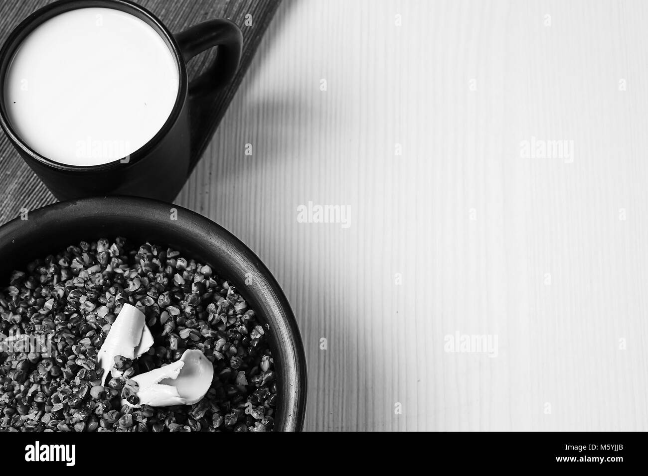 Farinata di grano saraceno sul tavolo.il grano saraceno crema di farina e di latte sul tavolo. Foto Stock