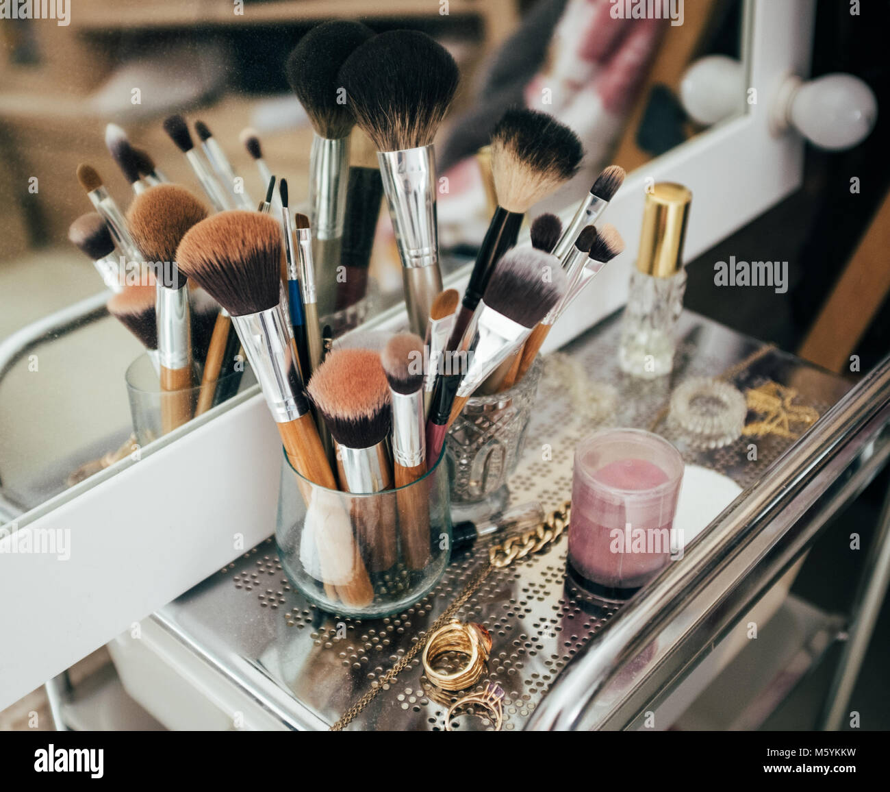 Make-up pennelli cosmetici e sul tavolo della toeletta Foto Stock