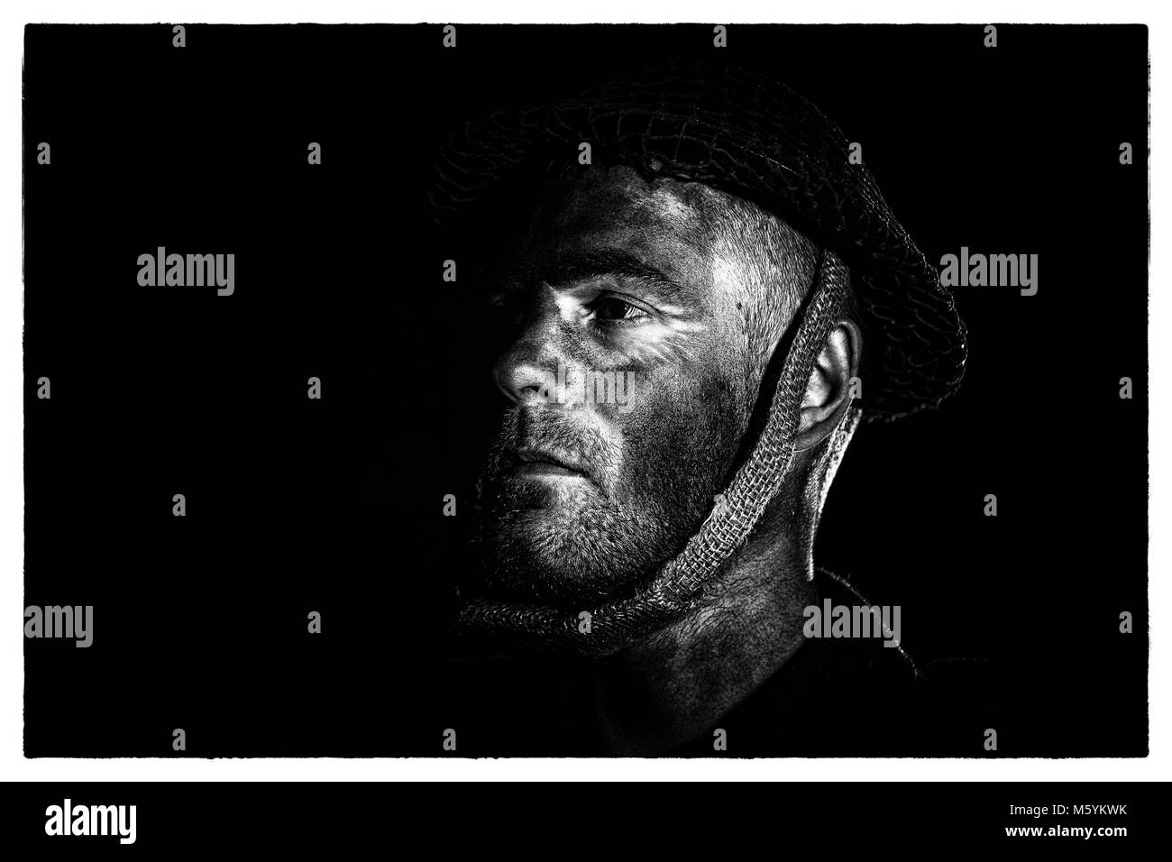 Foto in basso di un soldato della seconda guerra mondiale in bianco e nero Foto Stock