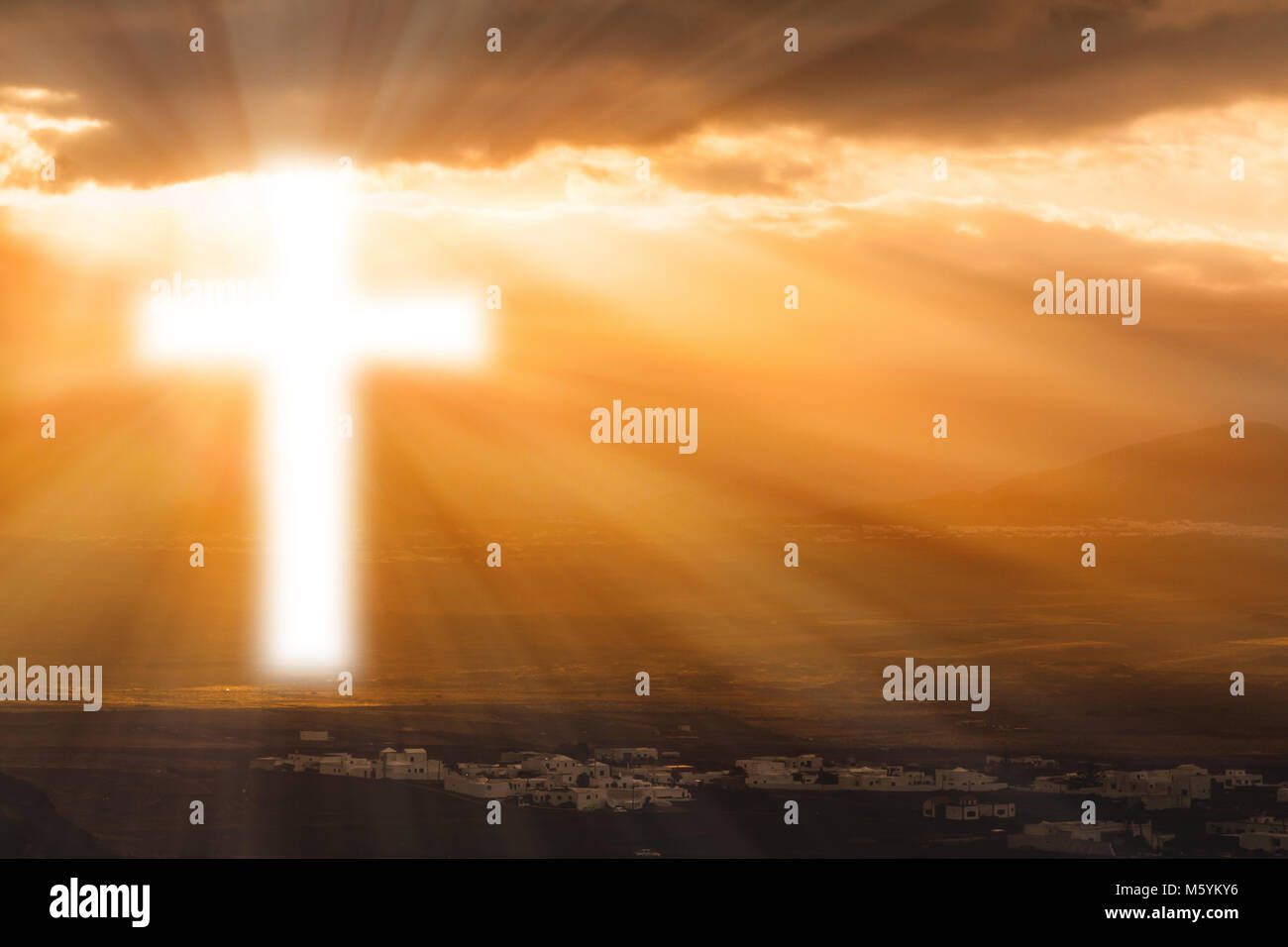 Una croce cristiana si illumina contro il Rising Sun. La religione, Pasqua, il concetto di preghiera Foto Stock