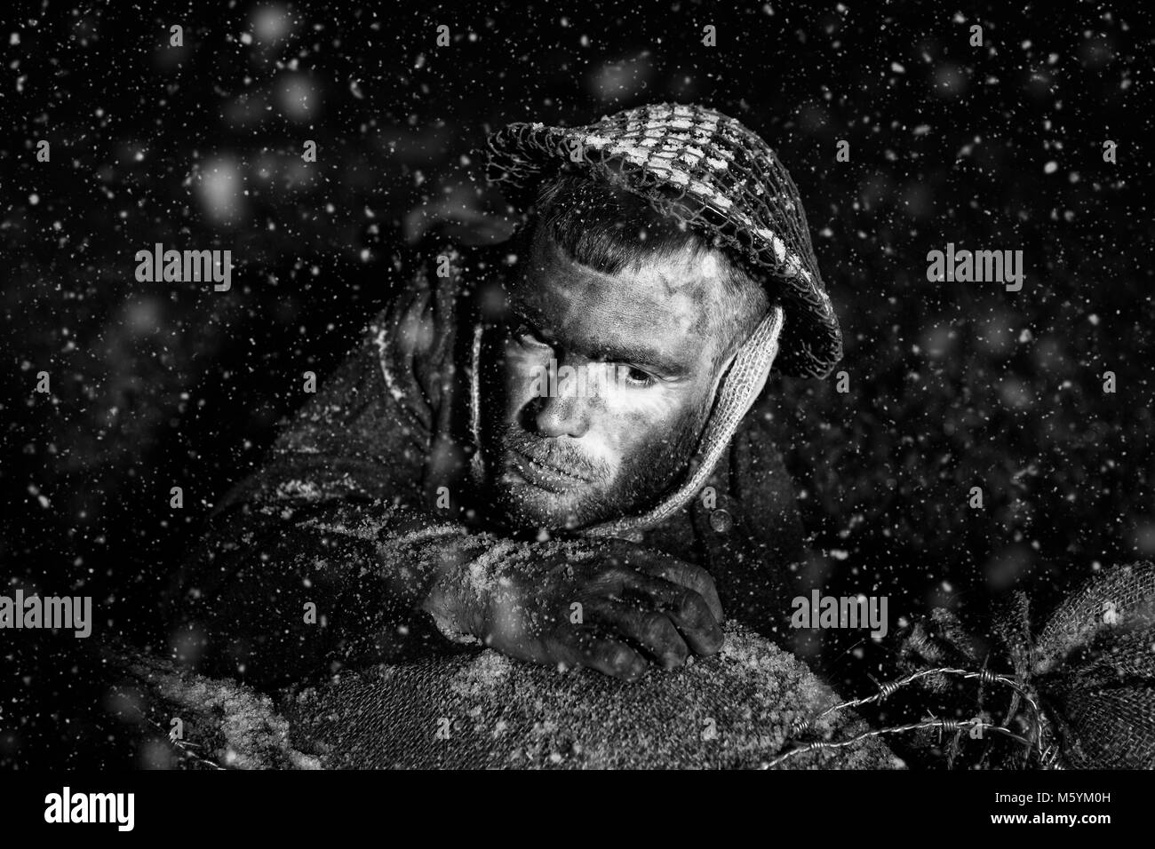 Guerra mondiale due soldato in autentica tunica campo di battaglia e casco ww2 nel becco inverno freddo amaro Foto Stock
