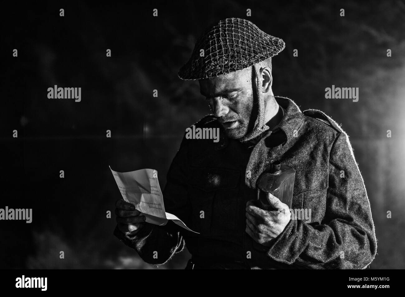 Guerra mondiale due soldato in autentica tunica campo di battaglia e casco ww2 nel becco inverno freddo amaro Foto Stock