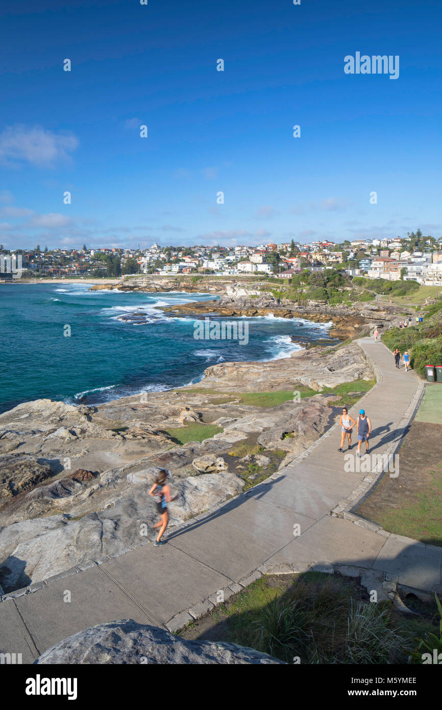 Persone fare jogging lungo Bondi a Bronte a piedi, Sydney, Nuovo Galles del Sud, Australia Foto Stock