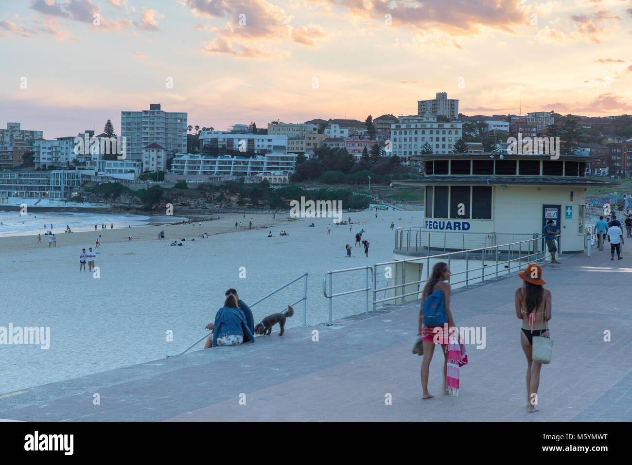 La spiaggia di Bondi al tramonto, Sydney, Nuovo Galles del Sud, Australia Foto Stock