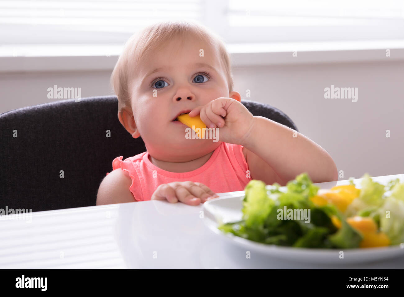 Close-up di una bambina mangiare sano cibi a colazione Foto Stock