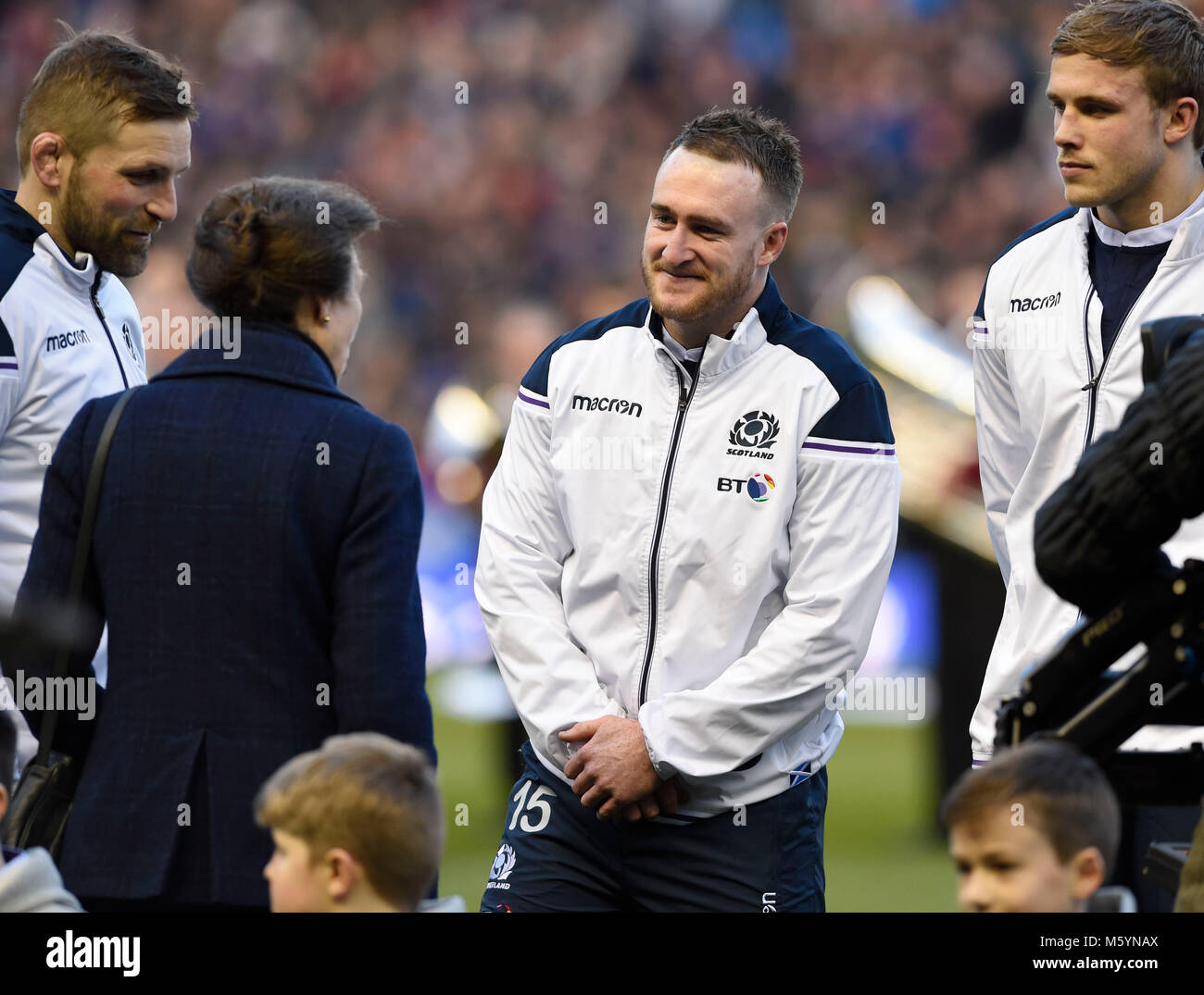 Sua altezza reale la principessa Anna parla con Scozia Stuart Hogg come la Scozia il capitano John Barclay, e della Scozia Jonny grigio appaiano sulla prima la RBS Sei Nazioni corrispondono a BT Murrayfield, Edimburgo. Foto Stock