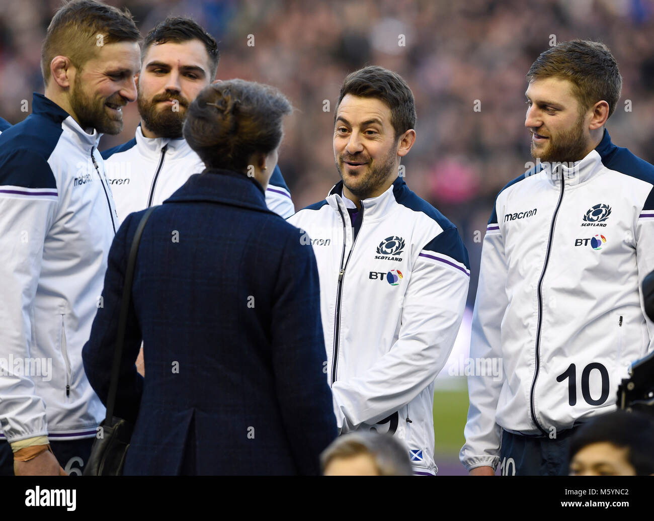 Sua altezza reale la principessa Anna parla con scozzesi Greig Laidlaw come la Scozia il capitano John Barclay, Jamie Bhatti, e Finn Russell guardare prima la RBS Sei Nazioni corrispondono a BT Murrayfield, Edimburgo. Foto Stock