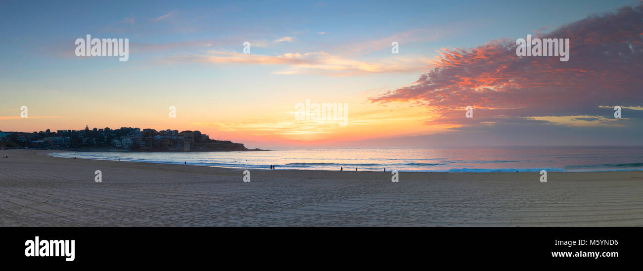 La spiaggia di Bondi a sunrise, Sydney, Nuovo Galles del Sud, Australia Foto Stock