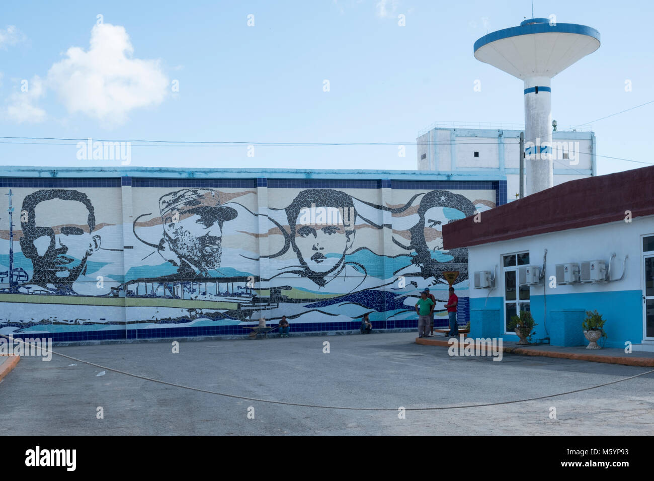 Parete di conserve di pesce in fabbrica La Loloma, Cuba Foto Stock