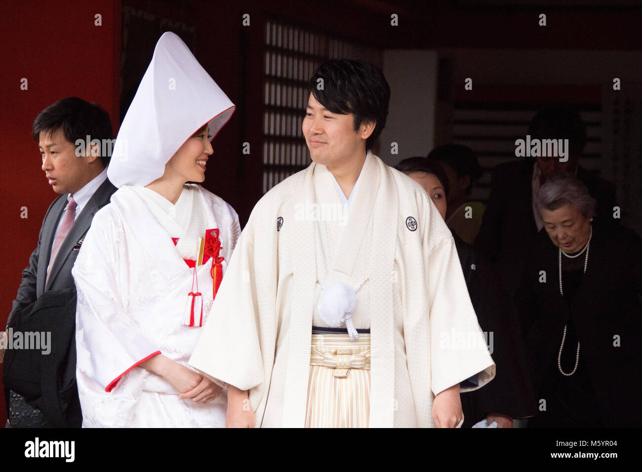 Un tradizionale matrimonio giapponese che si svolge presso il santuario di Itsukushima sull'isola di Miyajima. Foto Stock