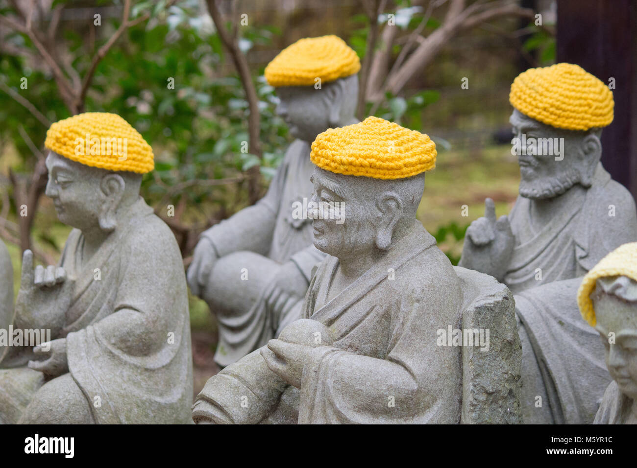 Daishō-in o Daisyō-in è uno storico tempio giapponese complesso sul Monte Misen. Cinque centinaia di Shaka Nyorai i suoi discepoli statue guida al tempio. Foto Stock