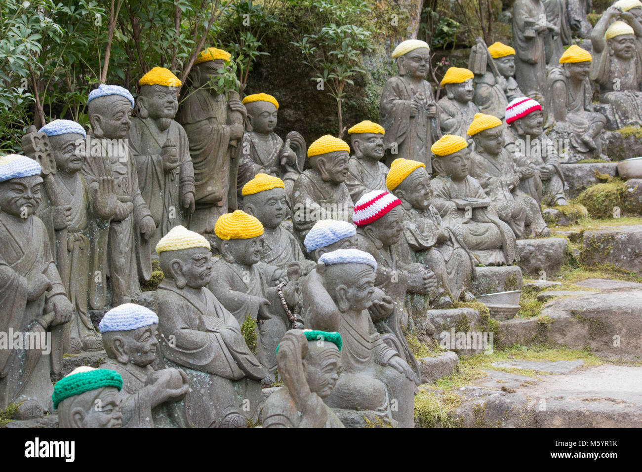 Daishō-in o Daisyō-in è uno storico tempio giapponese complesso sul Monte Misen. Cinque centinaia di Shaka Nyorai i suoi discepoli statue guida al tempio. Foto Stock