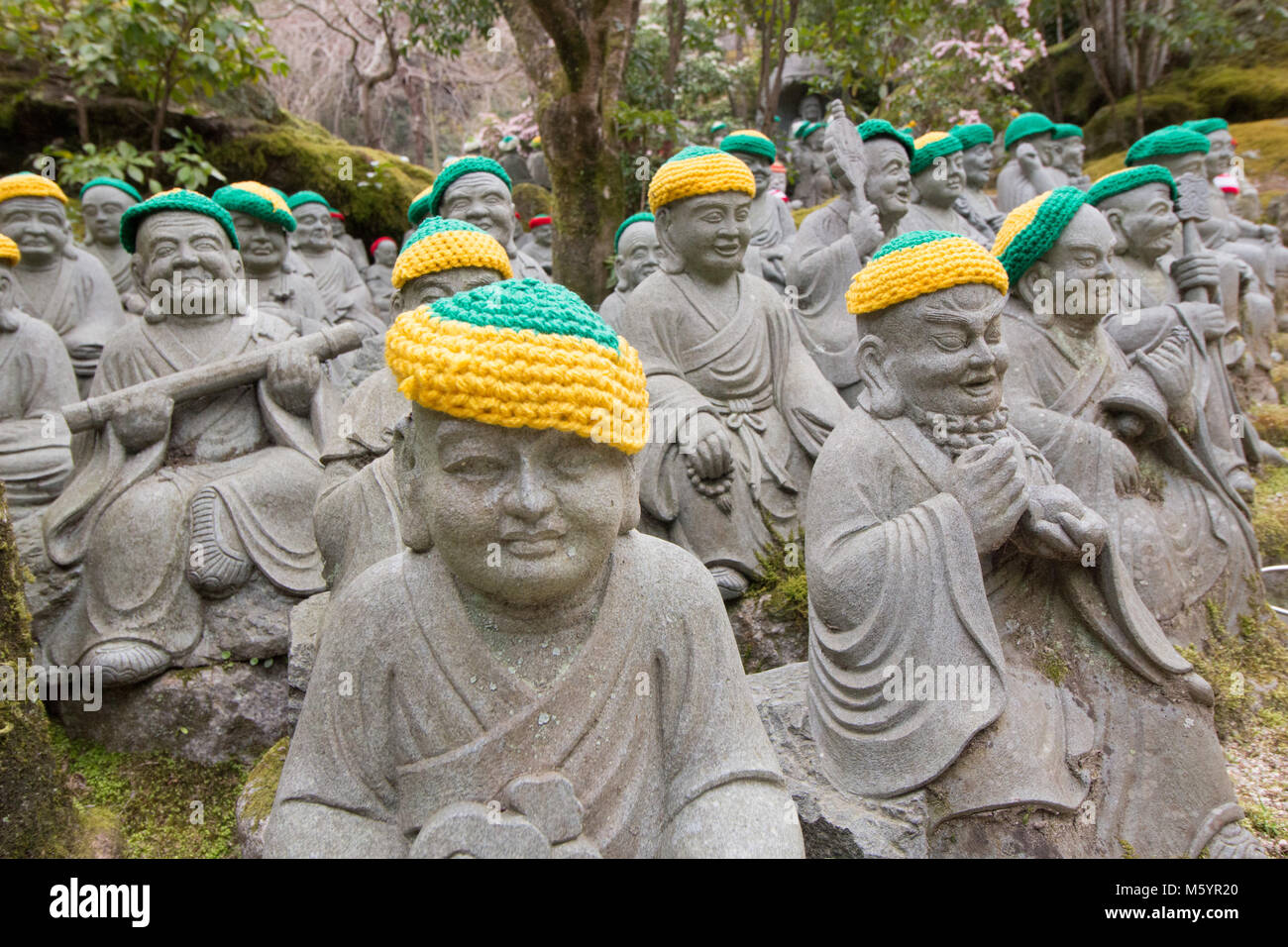 Daishō-in o Daisyō-in è uno storico tempio giapponese complesso sul Monte Misen. Cinque centinaia di Shaka Nyorai i suoi discepoli statue guida al tempio. Foto Stock