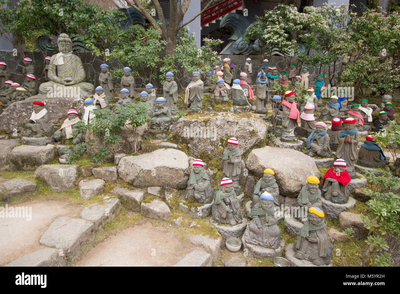 Daishō-in o Daisyō-in è uno storico tempio giapponese complesso sul Monte Misen. Cinque centinaia di Shaka Nyorai i suoi discepoli statue guida al tempio. Foto Stock