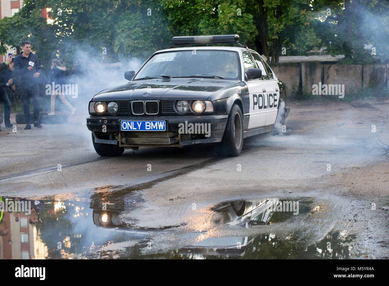 A San Pietroburgo, Russia - 16 Settembre 2017: Polizia auto BMW serie 5 sul drift racing motorsport. Il tedesco della BMW bavarese driftcar bruciando pneumatici su asfalto Foto Stock