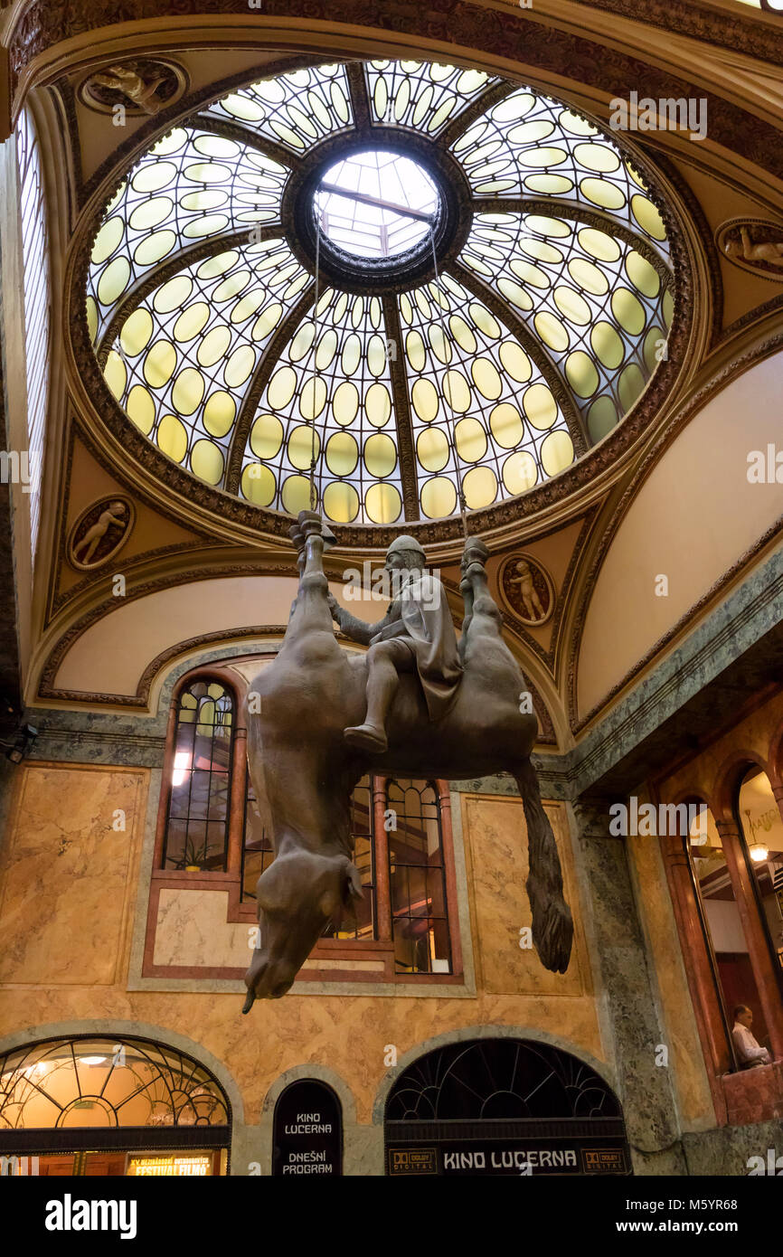 Praga, Repubblica Ceca - Octobe 5, 2017: Statua di Vaclav su un cavallo da David Cerny hangingin la cupola del passaggio di Lucerna, Nove Mesto sobborgo, Praga, Foto Stock