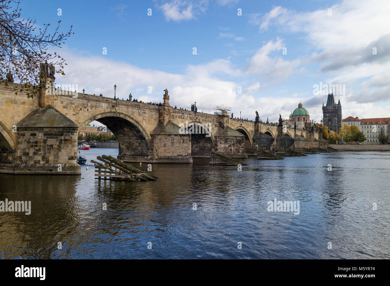 Praga, Repubblica Ceca - Ottobre 6, 2017: Charles Bridge, Sito Patrimonio Mondiale dell'UNESCO, il ponte pedonale sul fiume Vltava con al termine il BRI Foto Stock