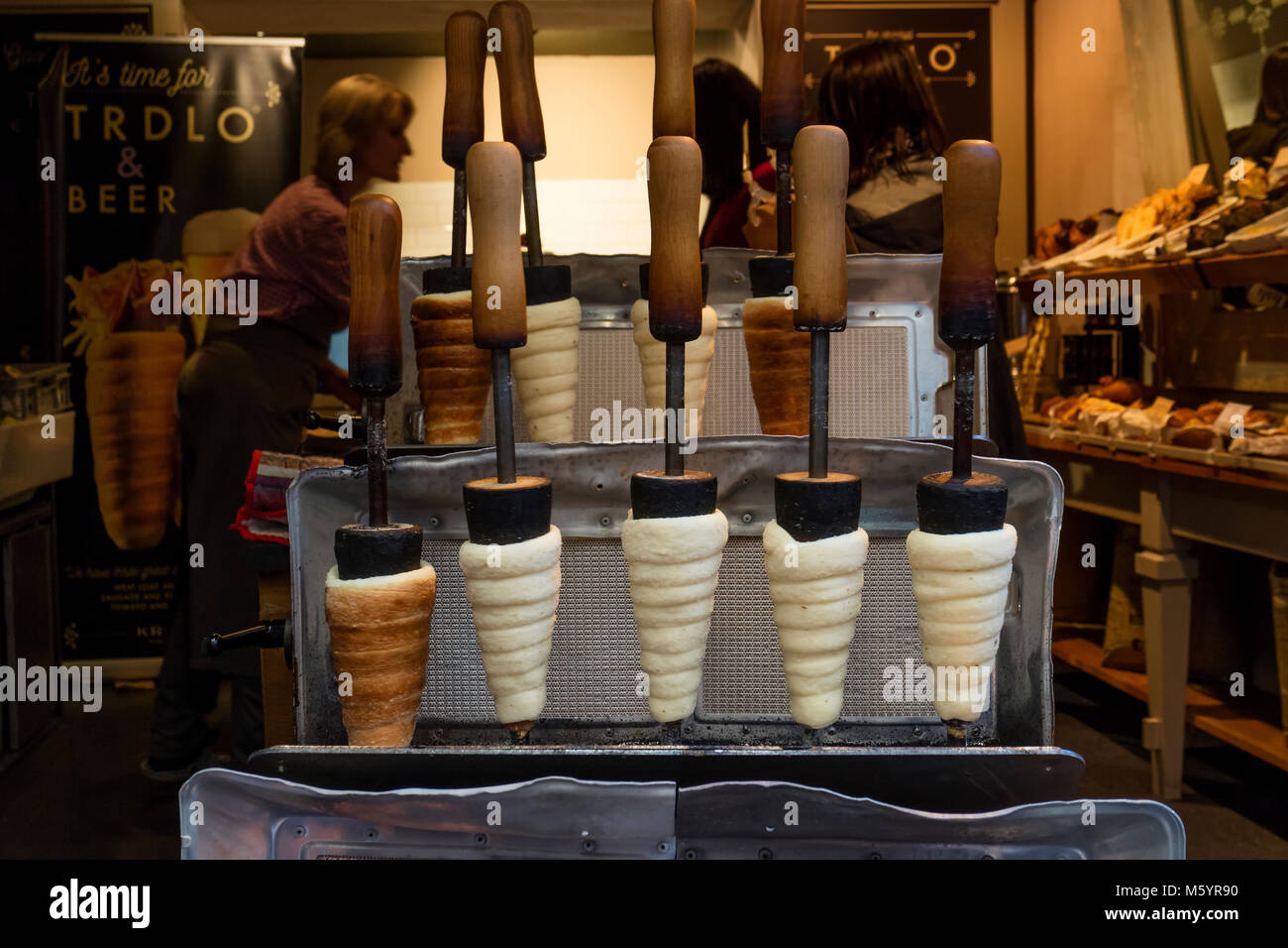 Praga, Repubblica Ceca - 6 Ottobre 2017: Caldo Trdelnik, un dolce tradizionale pasticceria ceca,cotto in Praga Repubblica Ceca, Europa Foto Stock