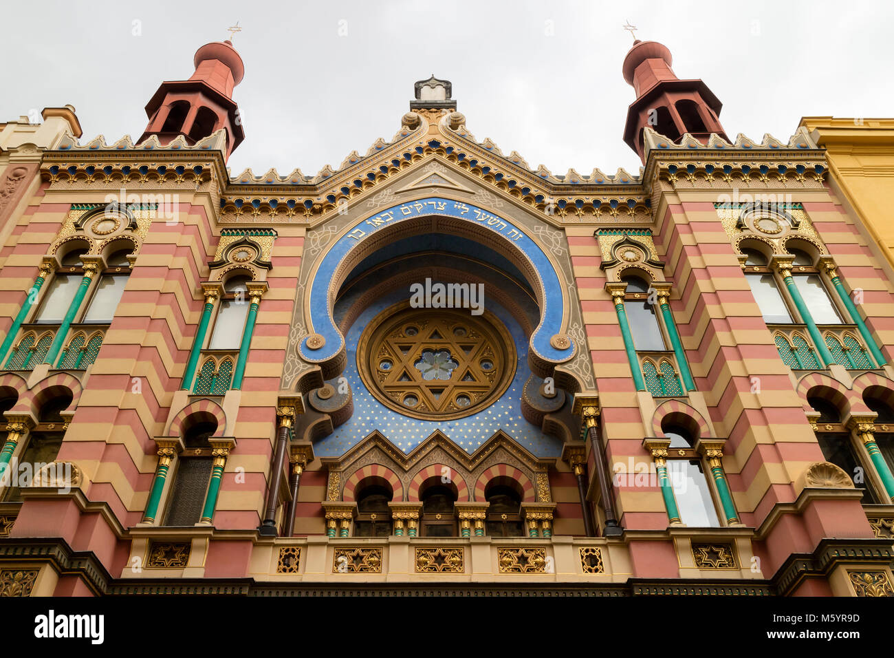 Praga, Repubblica Ceca - 7 Ottobre 2017: la facciata della Vecchia Sinagoga di Praga, dal quartiere ebraico Repubblica Ceca Foto Stock