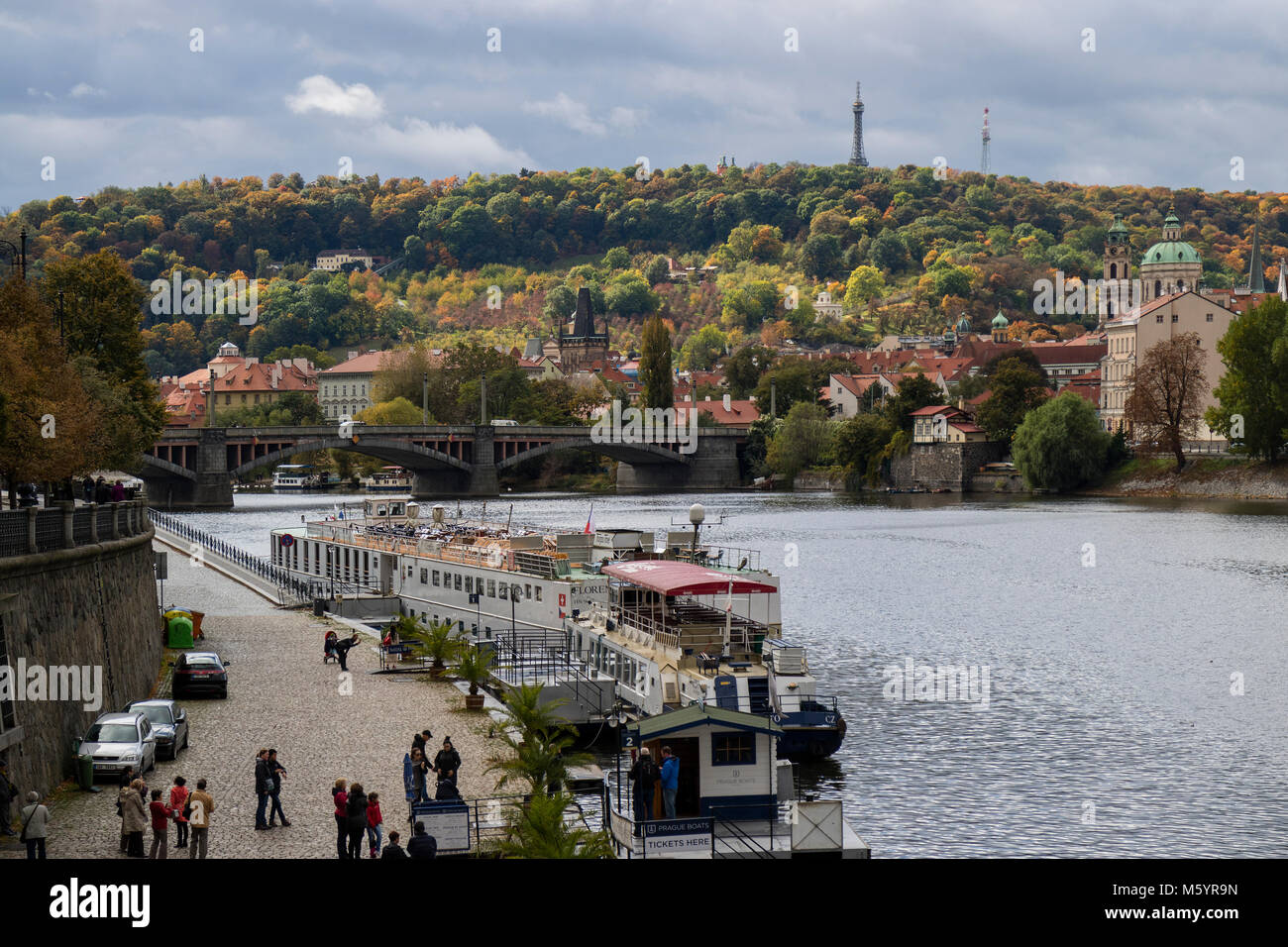 Praga, Repubblica Ceca - 8 Ottobre 2017: lanci e dei turisti sul fiume Moldava a Praga in autunno con la città minore in background Foto Stock