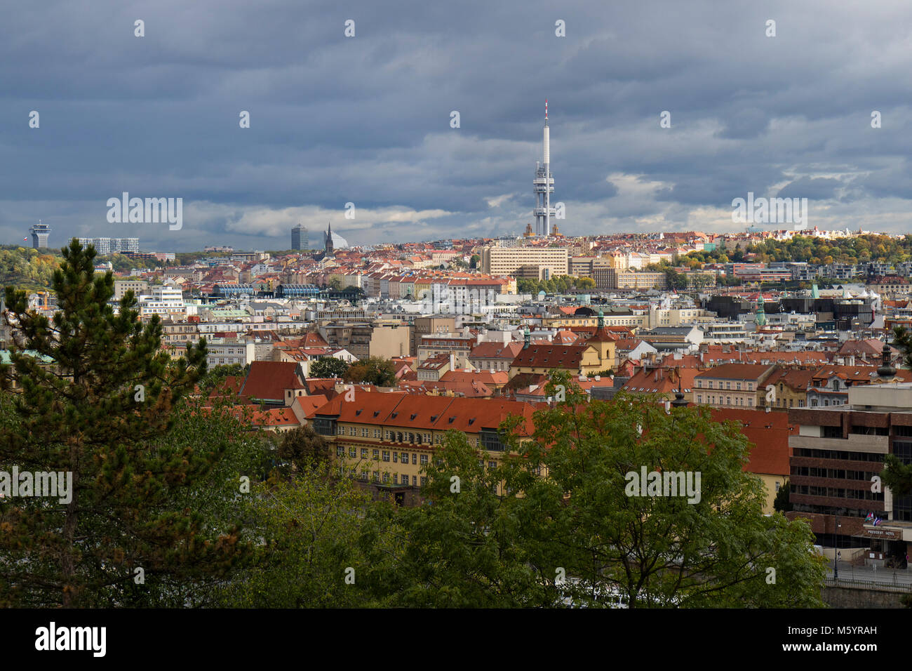 Praga, Repubblica Ceca - 8 Ottobre 2017: Zizkov torre televisiva sopra l'orizzonte della città in autunno Foto Stock