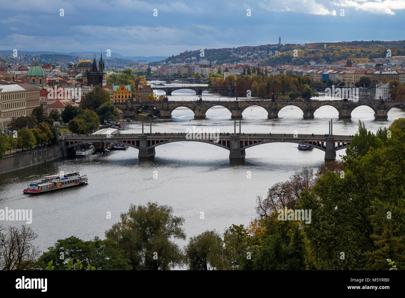 Praga, Repubblica Ceca - 8 Ottobre 2017: ponti sul fiume Moldava a Praga in autunno Foto Stock