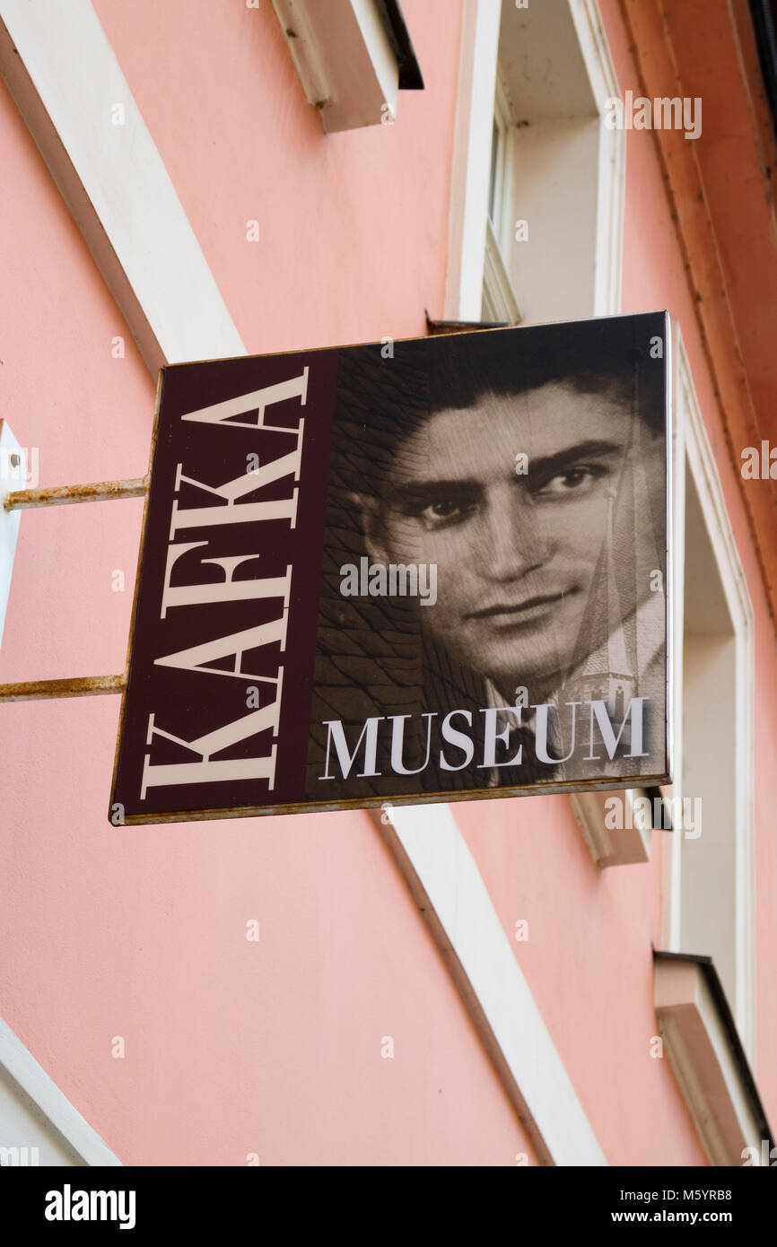 Praga, Repubblica Ceca - 9 Ottobre 2017: nome segno al di fuori del museo di Kafka con un Franz Kafka ritratto Foto Stock