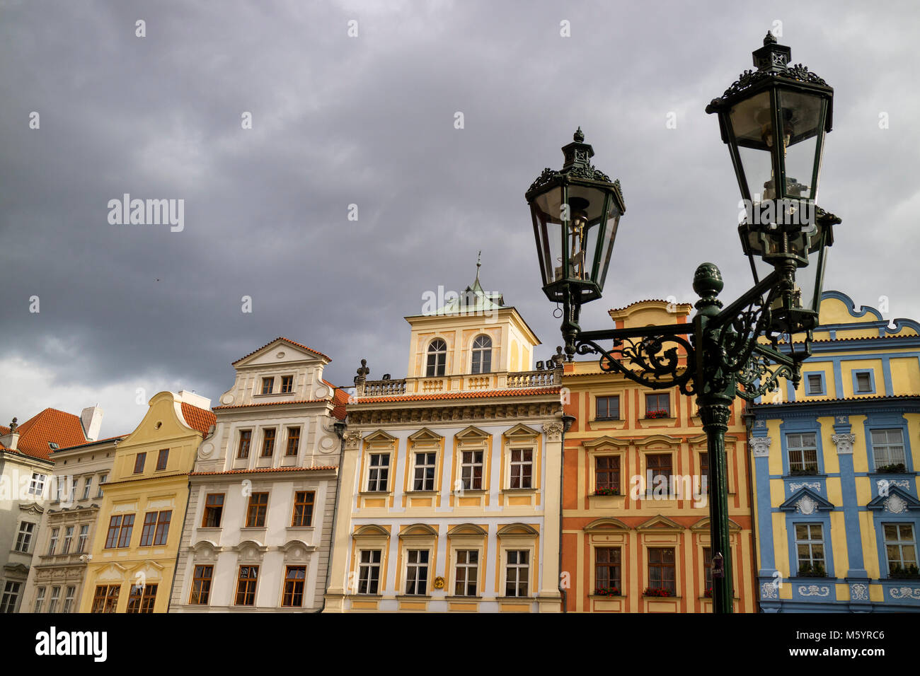Praga, Repubblica Ceca - 9 Ottobre 2017: fila di case colorate su Staroměstské náměstí, Piazza della Città Vecchia a Malá Strana Foto Stock