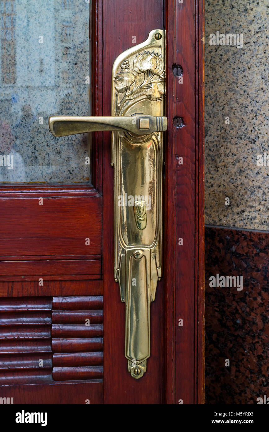 Praga, Repubblica Ceca - 9 Ottobre 2017: ornati di Art Nouveau in ottone maniglia della porta in casa municipale di Praga Foto Stock
