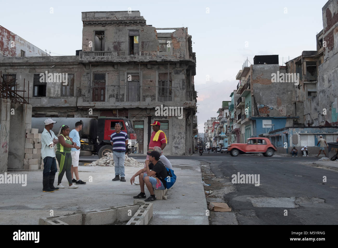Persone che si trovano nella città vecchia di Havana, Cuba Foto Stock